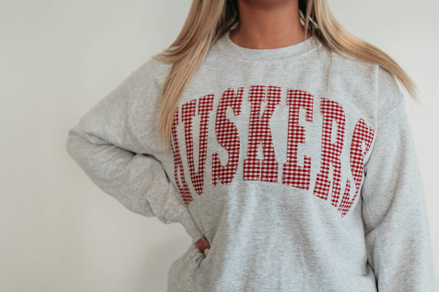RED GINGHAM HUSKERS APPLIQUE - ASH GREY CREW: S