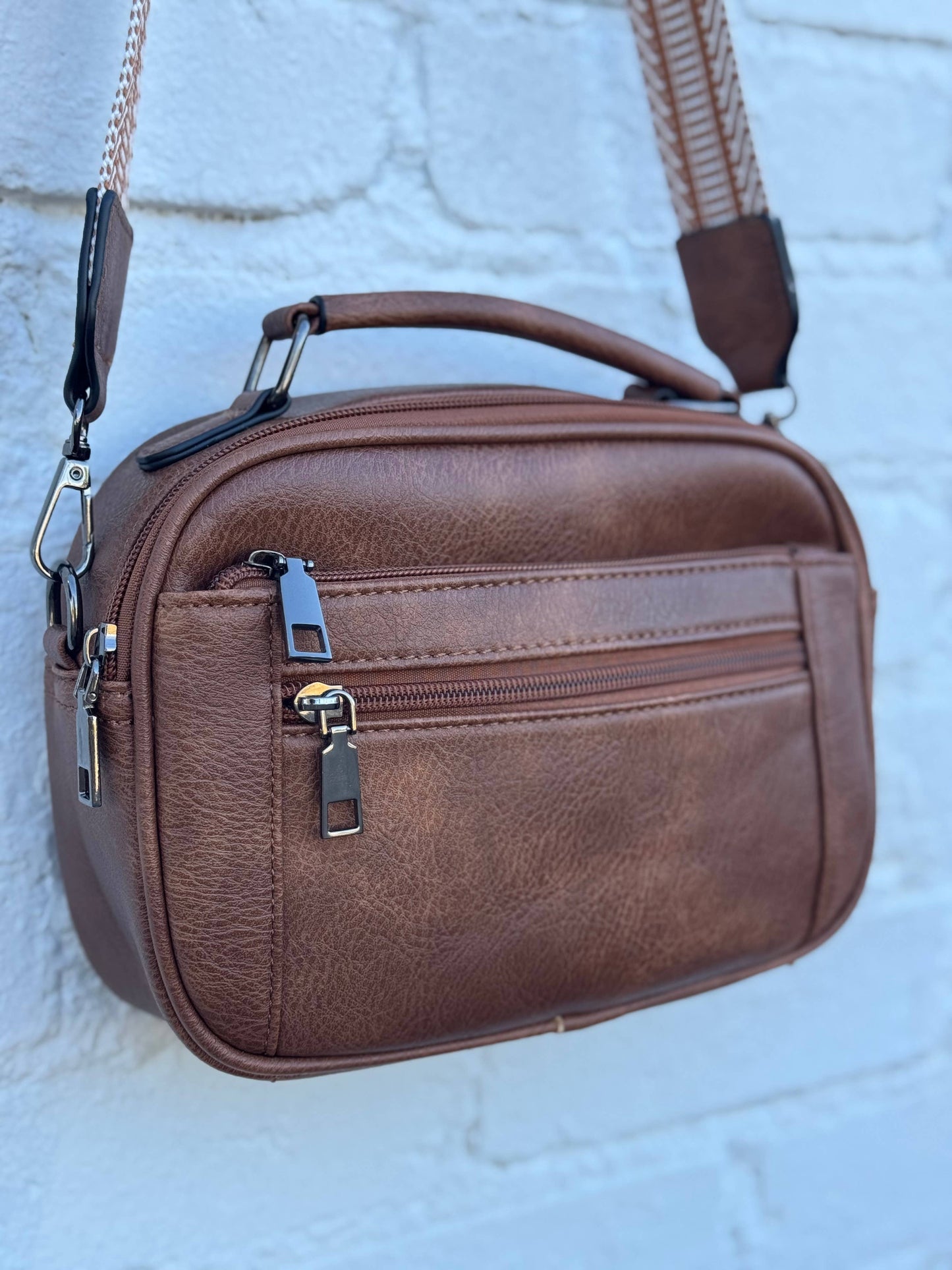 Ashlyn Crossbody: Black/White/Camel