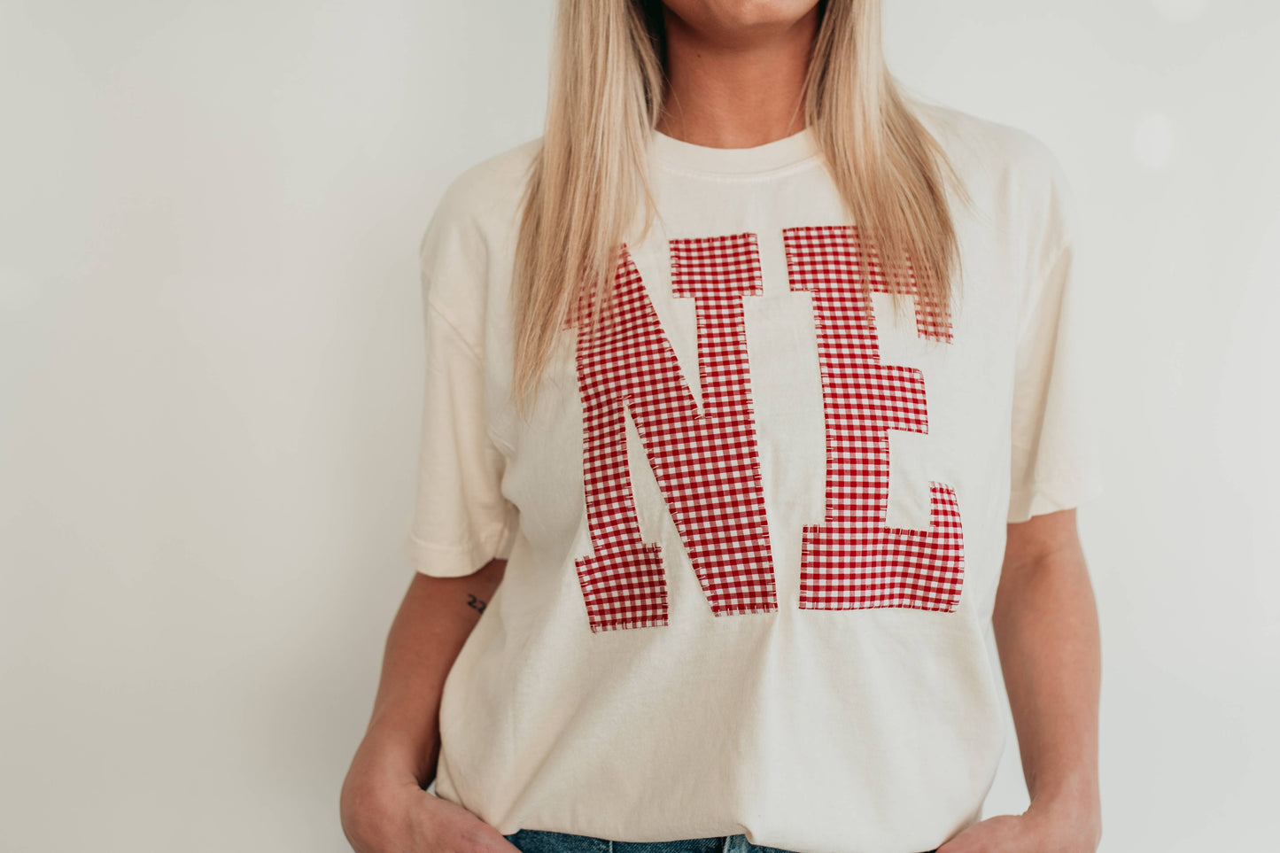 GINGHAM NE APPLIQUE - IVORY TEE : M